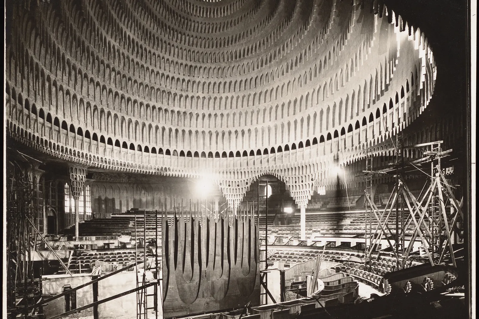 The domed hall of the Großes Schauspielhaus around 1919, with rows of stalactite-like plaster hanging from the ceiling over a circular auditorium